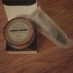 Mary Kay Beige 2 Mineral Powder Foundation & Brush